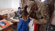 ZAFER ENGIN - Mehmetçik'ten Köy Çocuklarını Isıtan Kampanya