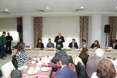 Öğrenci Toplulukları İle Buluşan Rektör Prof. Dr. Ekrem Savaş'tan 'Çok Okuyun' Uyarısı