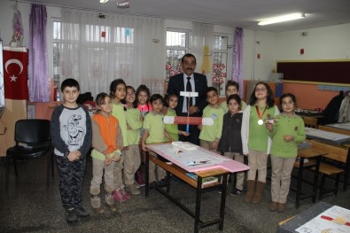 Öğrenciler Sınıfta Model Uçak Yapmayı Öğreniyor