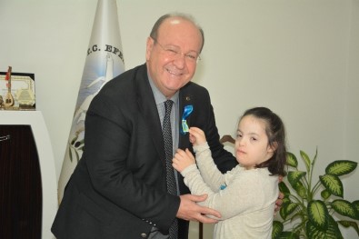 Öğrencilerden Başkan Özakcan'a Mavi Kurdele