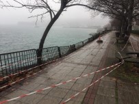 EMNIYET ŞERIDI - Sahil Bandındaki Korkuluklar Çöktü