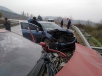 Sakarya'da Otomobiller Kafa Kafaya Çarpıştı Açıklaması 4 Yaralı