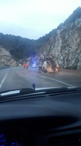 Antalya'da Yola Yuvarlanan Dev Kaya Korkuttu