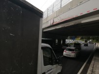 SAHİL YOLU - Bakırköy'de Tır Üst Geçide Takıldı, Dorse Yola Devrildi