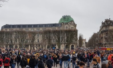 Fransa'da Binlerce Öğrenci Eyleme Devam Ediyor