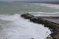 SAĞANAK YAĞMUR - İstanbul'da Şiddetli Fırtına Etkili Oluyor
