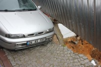 TOPRAK KAYMASI - Maltepe'de Yol Çöktü, Otomobil Askıda Kaldı