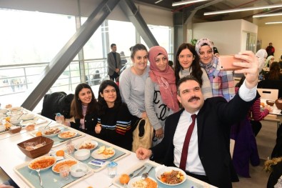 Rektör Prof. Dr. Şafak Ertan Çomaklı öğle yemeğinde öğrencilerle buluştu