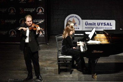 Sahnede Cihat Aşkın Ve Mehru Ensari