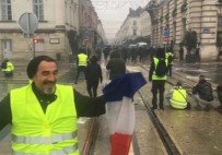 EL BOMBASI - 'Sarı Yelekliler' Eyleminde Bir Türk Elini Kaybetti