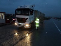 DİNLENME TESİSİ - Trafik Polisi Bu Kez Çay İkramı İçin Durdurdu