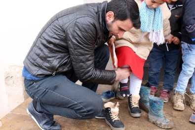 Ağrı'da Köydeki Minik Öğrencilere 'Sıcak' Yardım