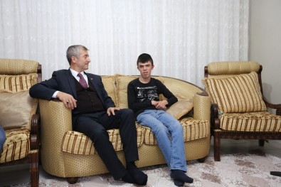 Başkan Tahmazoğlu, Görme Engelli Göktuğ'u Evinde Ziyaret Etti