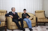 MEHMET TAHMAZOĞLU - Başkan Tahmazoğlu, Görme Engelli Göktuğ'u Evinde Ziyaret Etti