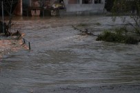 VALILER KARARNAMESI - Biriken Yağmur Suları Mahalleyi Göle Çevirdi