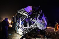 BEŞPıNAR - Diyarbakır'da Feci Kaza Açıklaması 4 Ölü, 5'İ Ağır 25 Yaralı