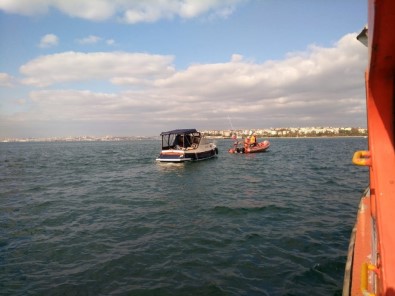 Kadıköy'de Kayalıklara Çarpan Tekne Batma Tehlikesi Geçirdi