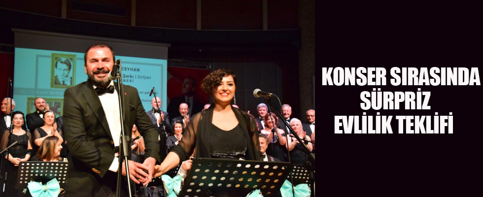 Konser sırasında sürpriz evlilik teklifi