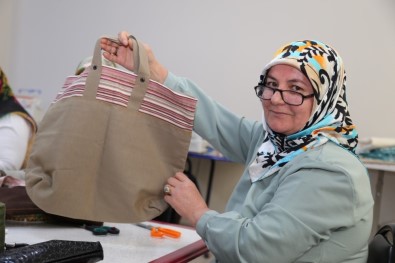 Naylon Poşet Yasağı İçin Kolları Sıvayıp Bez Torba Diktiler