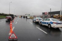 SERBEST BÖLGE - Polisten Kaçan Araç Refüje Çarpıp Yan Yattı Açıklaması 1'İ Ağır 2 Yaralı