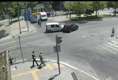 Sakarya'da Meydana Gelen Trafik Kazaları Kameralara Yansıdı