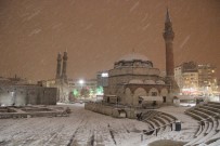 Sivas'ta Kar Yağışı Etkili Oluyor