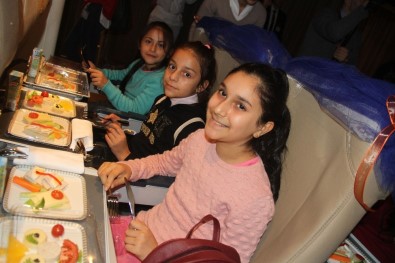 Uçakta Dağıtılacak Yemekleri Çocuklar Seçti
