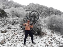 Eksi 8 Derecede Yarı Çıplak Bisiklet Sürdü