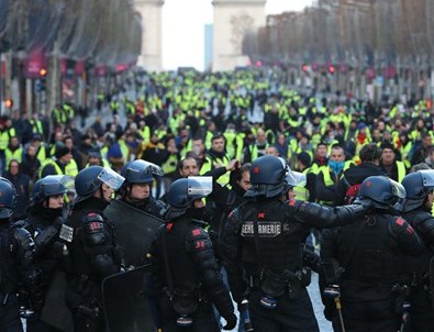 Fransa'da gözaltı sayısı 700'e yükseldi