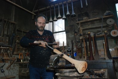 İki Yıl Ağacını Bekletiyor, 3 Günde İmal Ediyor