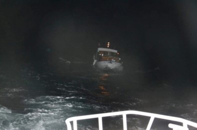 Kuşadası Körfezi'nde Sürüklenen Teknedeki 2 Kişi Kurtarıldı