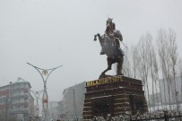 KAR TEMİZLEME - Malazgirt'te Kar Yağışı