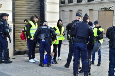 Paris'te 'Sarı Yelekliler' Alarmı