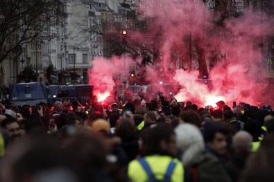 Paris'teki 'Sarı Yelekliler' Eylemi Açıklaması 55 Yaralı