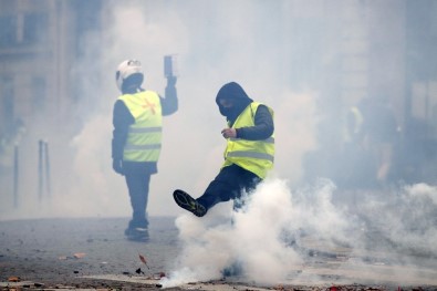 Sarı Yelekliler Paris Sokaklarında