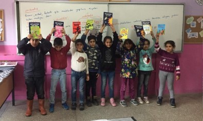 Siirt'te 47 Okula Kitap Ve Satranç Dağıtıldı