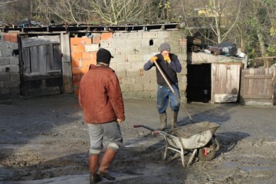 Su Basan Mahallede Temizleme Çalışmaları Sürüyor