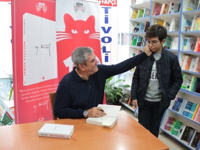 Balıkesir'de Gazeteci Yılmaz Özdil'e Büyük İlgi