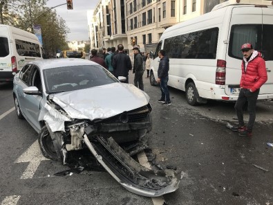 Beyoğlu'nda Alkollü Sürücü Minibüse Ve Vatandaşlara Çarptı Açıklaması 3 Yaralı