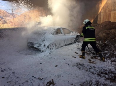 Erzurum'da Köprüden Uçan Otomobil Yandı Açıklaması 1 Yaralı