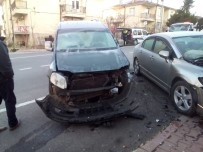 Hafif Ticari Araçla Otomobil Çarpıştı Açıklaması 1 Yaralı