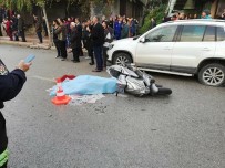 ÖFKELI KALABALıK - Hafriyat Kamyonu Motosiklete Çarptı Açıklaması 1 Ölü