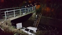 UÇAN OTOMOBİL - Kontrolden Çıkan Otomobil Kanala Uçtu; 3 Yaralı