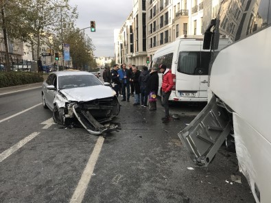 Otomobil Minibüse Ve Vatandaşlara Çarptı Açıklaması 3 Yaralı
