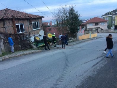Sakarya'da Traktör Devrildi Açıklaması 2 Yaralı
