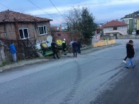 KUZULUK - Sakarya'da Traktör Devrildi Açıklaması 2 Yaralı