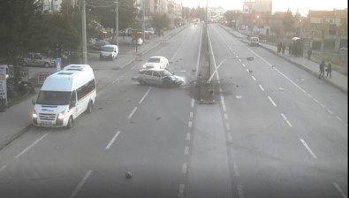 Eskişehir'deki Trafik Kazaları MOBESE Kameralarına Yansıdı