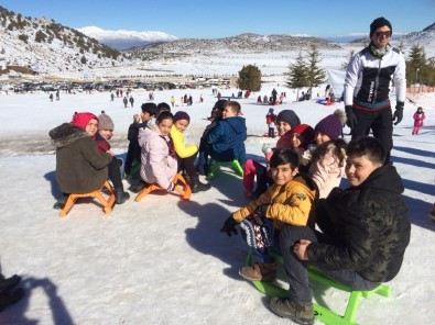 Isparta'da Mahalle Muhtarı Takdir Belgesi Alan 40 Öğrenciyi Kayak Merkezine Götürdü