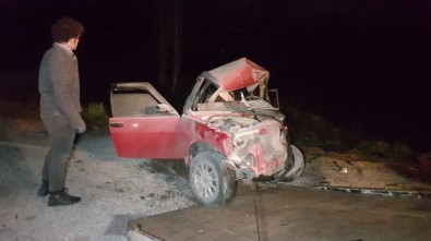 Minibüs İle Otomobil Kafa Kafaya Çarpıştı Açıklaması 5 Yaralı