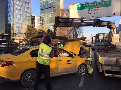 Sollama Yaparken Bir Araca Çarpan Ticari Taksi Takla Attı
